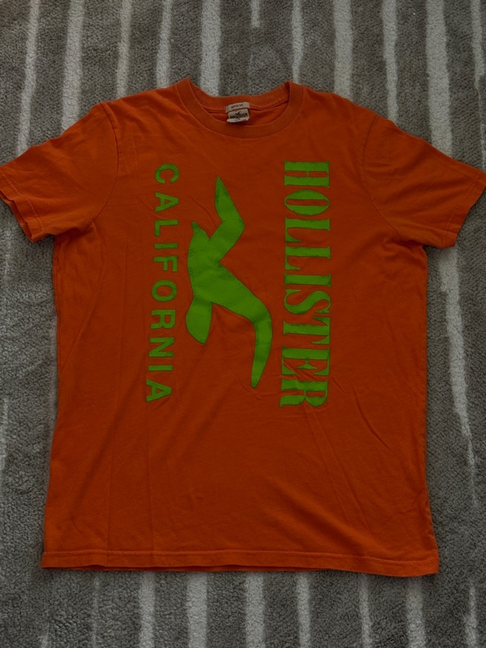 Early 2000’s Hollister orange t-shirt with green logo Size XL